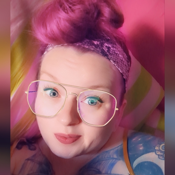 Meet your Posher, Nicole - Picture 2 of 2